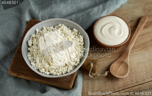 Image of bowl of cottage cheese and sour cream