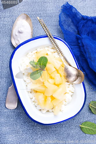 Image of cottage with pineapple