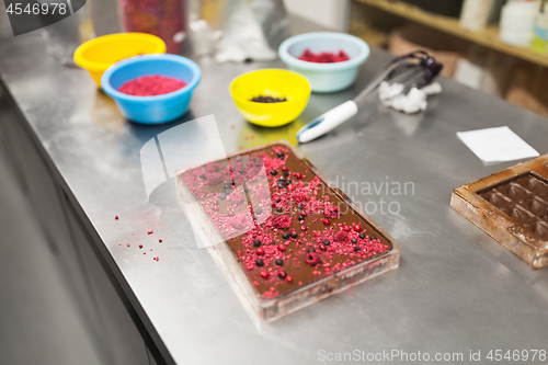 Image of chocolate with berries at confectionery shop