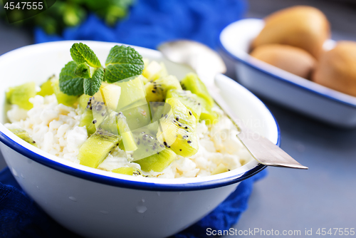 Image of cottage with kiwi