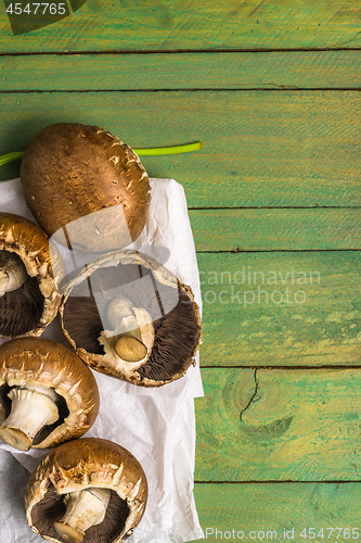 Image of Fresh uncooked brown mushrooms