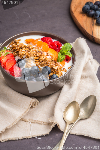 Image of Yogurt with baked granola and berries