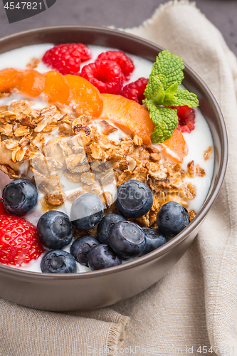 Image of Yogurt with baked granola and berries