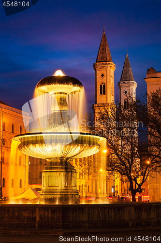 Image of Fountain in the Geschwister-Scholl-Platz and St. Ludwig\'s Church