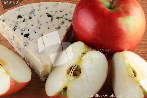 Image of Blue Cheese served with Tart Apples. 