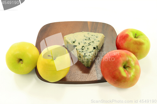 Image of Blue Cheese served with Tart Apples. 