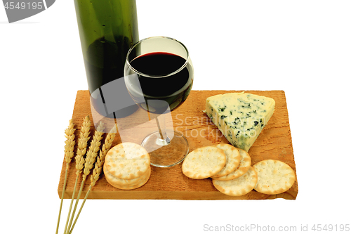 Image of Wine, Blue cheese and water crackers. 