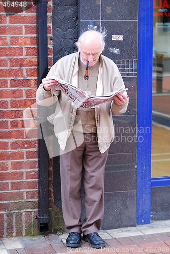 Image of A stoutsman with his paper.