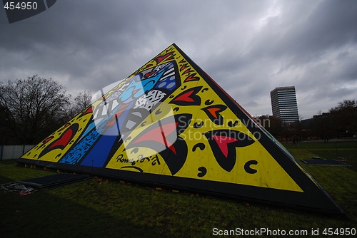 Image of Pyramide in Hyde Park.