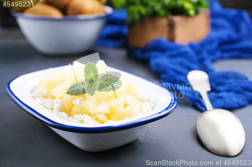 Image of cottage with pineapple