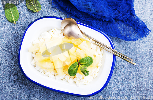 Image of cottage with pineapple