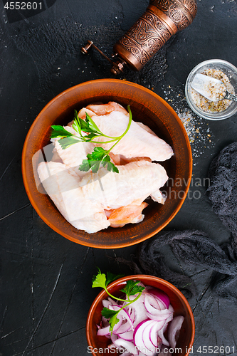 Image of raw chicken wings