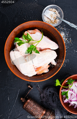 Image of raw chicken wings