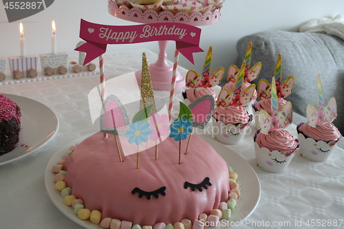 Image of Gateau, cup cakes, and candles