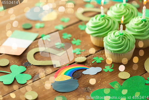 Image of green cupcakes and st patricks day party props