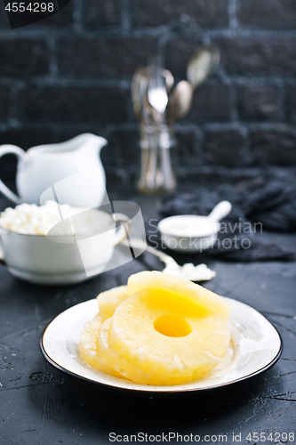 Image of cottage with pineapple