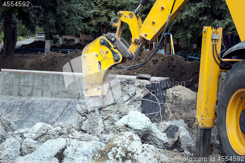 Image of excavator crushes foundation