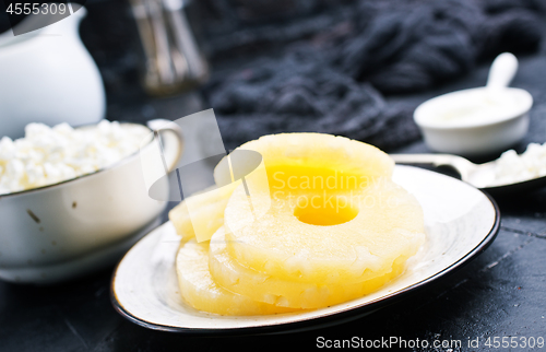 Image of cottage with pineapple