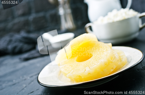 Image of cottage with pineapple