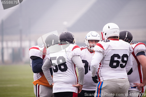 Image of american football players discussing strategy