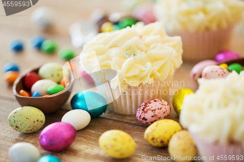 Image of cupcakes with chocolate eggs and candies on table