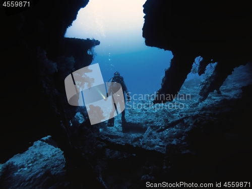 Image of Scuba diver descending to the bottom