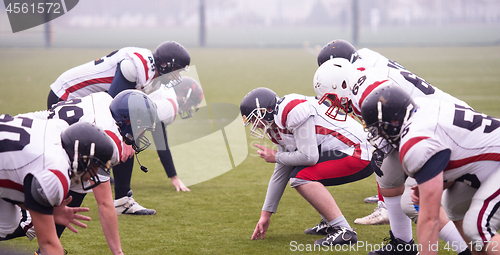 Image of professional american football players ready to start