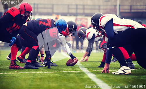 Image of professional american football players ready to start