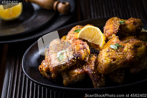 Image of Spicy chicken wings with garlic and lemon marinade