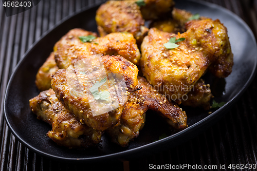 Image of Spicy chicken wings with garlic and lemon marinade