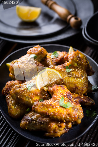 Image of Spicy chicken wings with garlic and lemon marinade