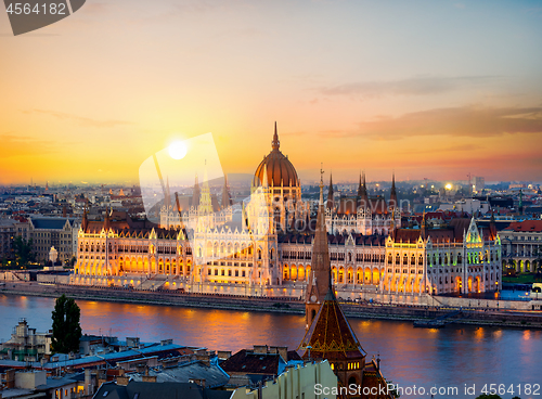 Image of Parliament on riverbank of Danube