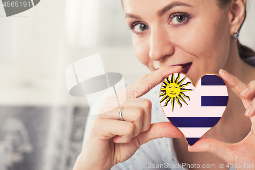 Image of Young woman with gingerbread heart cookies with flag