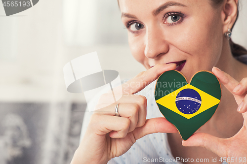 Image of Young woman with gingerbread heart cookies with flag
