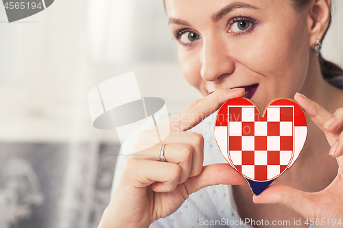 Image of Young woman with gingerbread heart cookies with flag