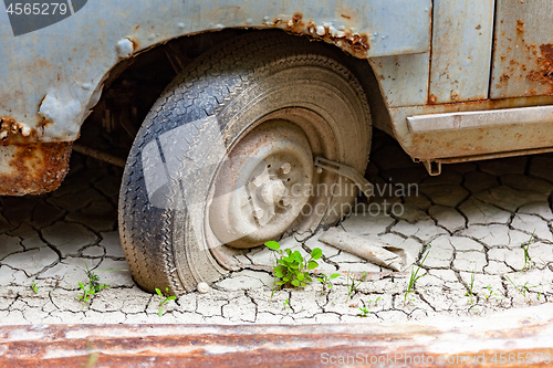 Image of old car in the mud