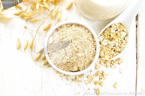 Image of Flour oat in bowl with milk on light board top