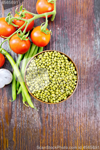 Image of Mung beans  in bowl with vegetables on dark board top