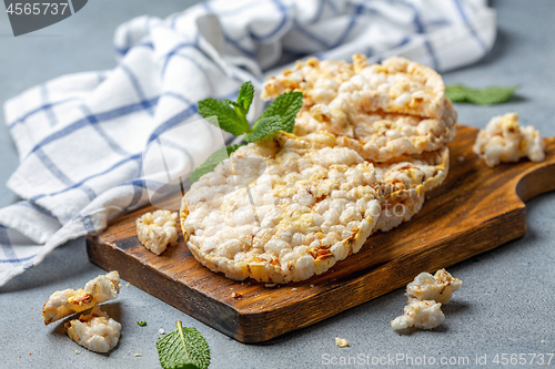 Image of Puffed rice wholegrain bread with lemon.