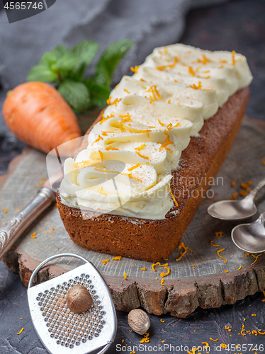 Image of Spicy carrot cake with cottage cheese cream.