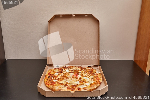 Image of Whole pizza in a box