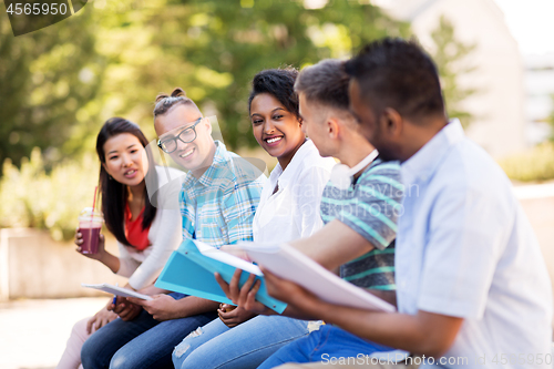 Image of students with notebook and takeaway drinks