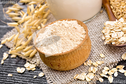 Image of Flour oat in bowl on dark board