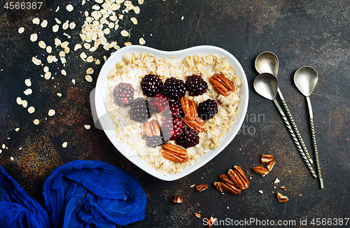 Image of porridge with berries