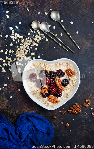 Image of porridge with berries