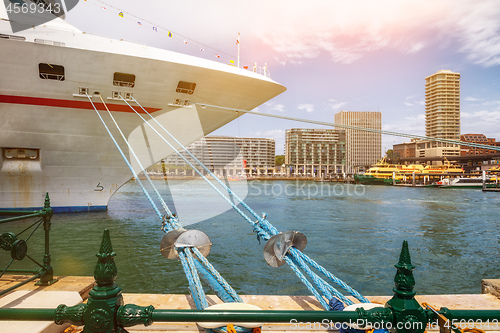 Image of cruise ship at Sydney harbor