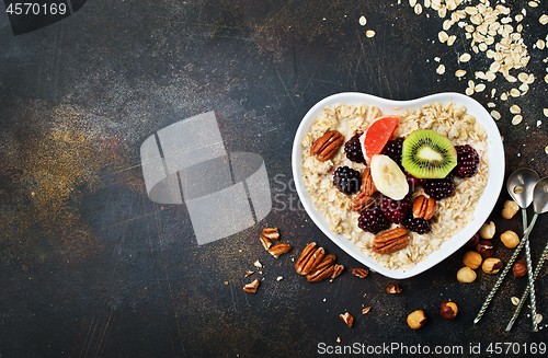 Image of porridge with berries