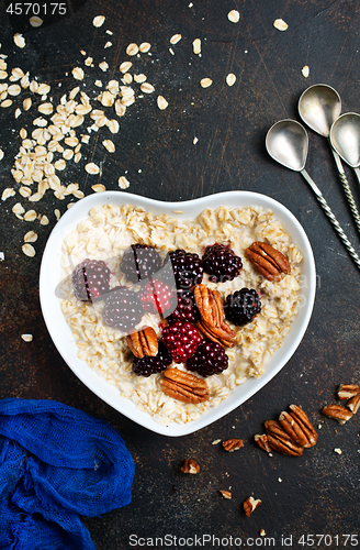 Image of porridge with berries