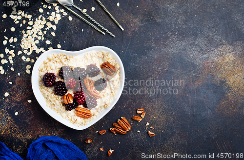 Image of porridge with berries