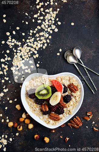 Image of porridge with berries